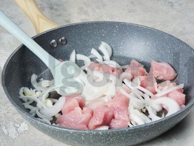 Kalakutienos azu su marinuotais agurkais Žingsnis 2