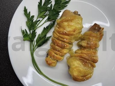 Vištienos šlaunelės su sūriu tešloje pagrindine nuotrauka