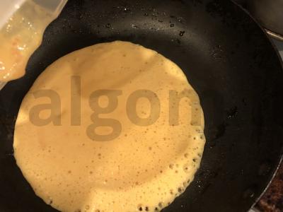 Pomidorų omletas su agurkais Žingsnis 2