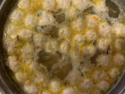 Naminė mėsos kukulių sriuba pagrindine nuotrauka