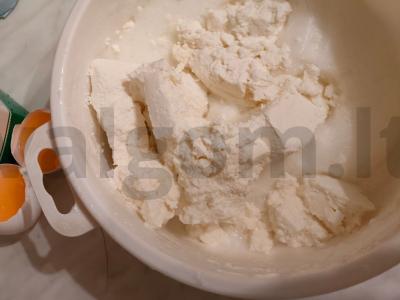 Švelnūs PP sūrio pyragaičiai orkaitėje Žingsnis 1