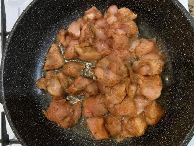 Ant grotelių kepta šašarma su vištiena ir daržovėmis Žingsnis 2