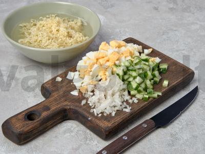 Salotos su kukurūzais ir greitai paruošiamais makaronais Žingsnis 1