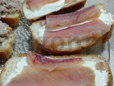Sūdyta rausvoji lašiša sumuštiniams. pagrindine nuotrauka