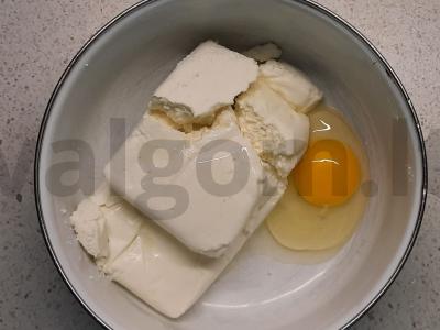 Saldūs sūrio pyragaičiai su sultenėmis Žingsnis 1