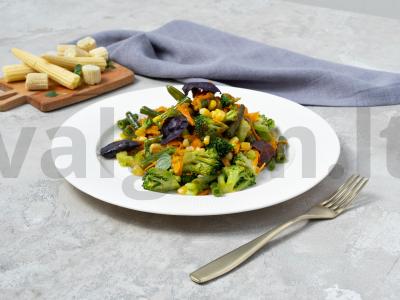 Kukurūzai su šaldytomis šparaginėmis pupelėmis keptuvėje pagrindine nuotrauka