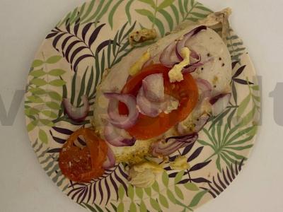 Kepta sultinga vištienos krūtinėlė kefyro marinate su pomidorais pagrindine nuotrauka