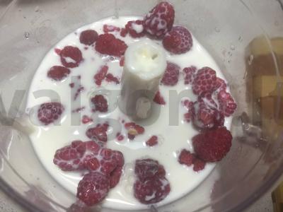 Lengvo skonio kokteilis su bananais ir avietėmis Žingsnis 1