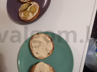 Naminiai mėsainiai su kiaušiniu, lydytu sūriu ir marinuotais agurkais Žingsnis 4