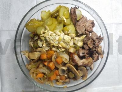 Neįprastos salotos su vištienos kepenėlėmis ir grybais Žingsnis 3