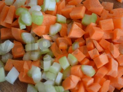 Gausi daržovių sriuba su salierais ir baltosiomis pupelėmis Žingsnis 2