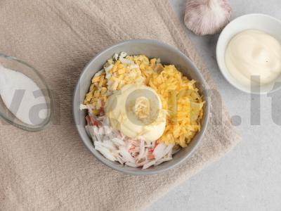 Gausios salotos su žuvies piršteliais Žingsnis 2