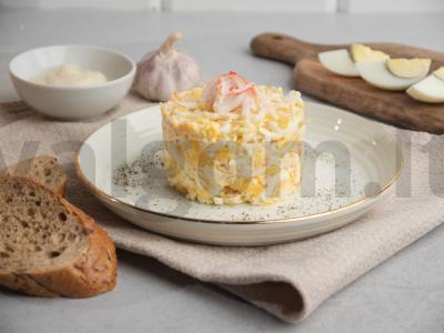 Gausios salotos su žuvies piršteliais pagrindine nuotrauka