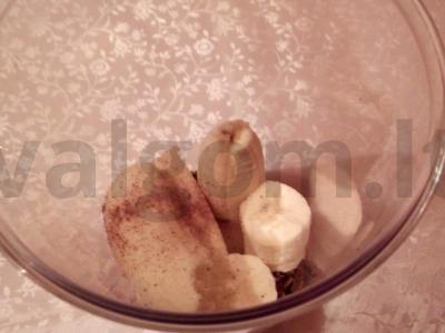 Bananų, musli ir obuolių kokteilis su cinamonu ir medumi Žingsnis 2