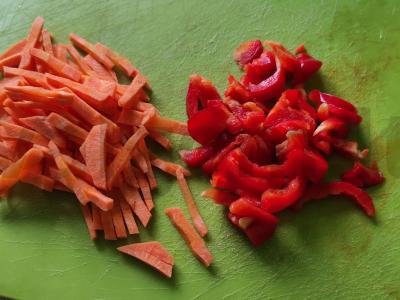 Funchoza su vištiena, saldžiąja paprika ir morkomis Žingsnis 3