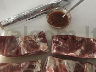 Šonkauliukas, keptas su česnakais ir prieskoniais Žingsnis 2