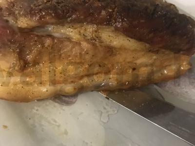 Šonkauliukas, keptas su česnakais ir prieskoniais pagrindine nuotrauka