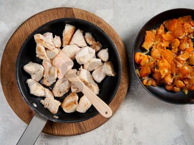 Kalakutiena pomidorų padaže Žingsnis 2