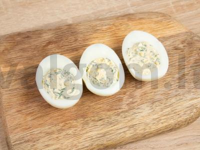Kiaušiniai, įdaryti varškės sūriu ir česnakais Žingsnis 4