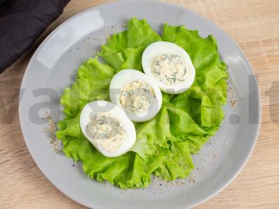 Kiaušiniai, įdaryti varškės sūriu ir česnakais pagrindine nuotrauka