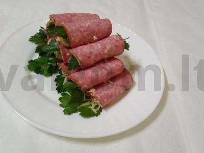 Aštrūs cervalat suktinukai su sūriu, riešutais, česnaku ir citrina pagrindine nuotrauka