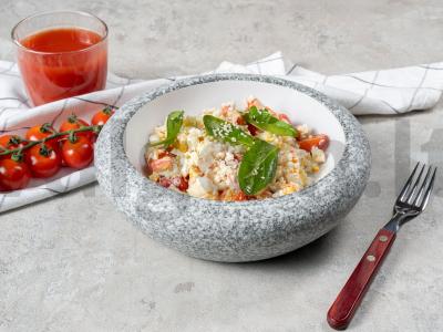 PP salotos su krabų lazdelėmis pagrindine nuotrauka