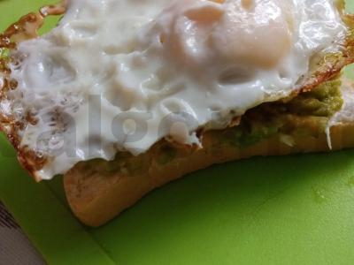 Sumuštinis su avokadu ir kiaušiniu - sotūs pusryčiai Žingsnis 4