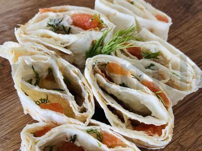 Suktinukai su raudona žuvimi ir lydytu sūriu pagrindine nuotrauka