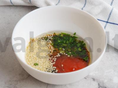 Soba su agurkais ir lengvai sūdyta lašiša Žingsnis 1