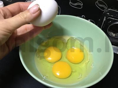 Omletas su dešra ir pomidorais Žingsnis 1