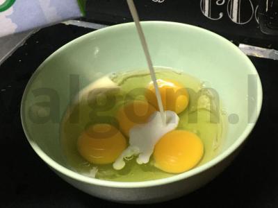 Omletas su dešra ir pomidorais Žingsnis 2