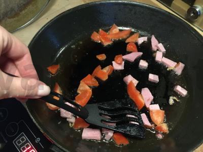 Omletas su dešra ir pomidorais Žingsnis 4