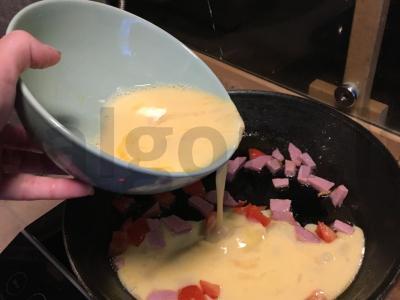 Omletas su dešra ir pomidorais Žingsnis 5