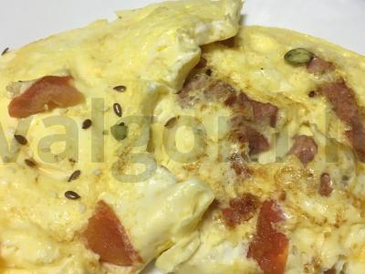 Omletas su dešra ir pomidorais pagrindine nuotrauka