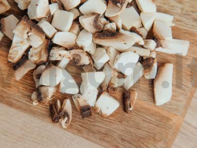 Žuvies salotos su grybais ir graikiniais riešutais Žingsnis 1