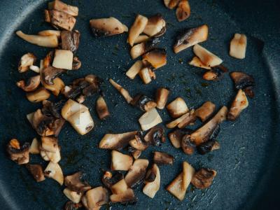 Žuvies salotos su grybais ir graikiniais riešutais Žingsnis 3