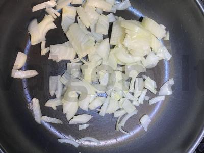 Keptos bulvės su česnakais ir svogūnais Žingsnis 1