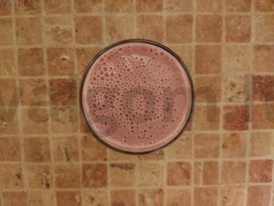 Švelnus bananų ir vyšnių kokteilis pagrindine nuotrauka