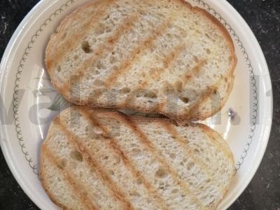 Skrudinta duona su žemės riešutų pasta ir žalia rūkyta dešra Žingsnis 1