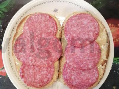 Skrudinta duona su žemės riešutų pasta ir žalia rūkyta dešra Žingsnis 3