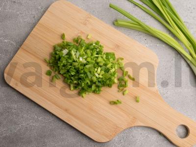 Kiaušiniais ir žaliaisiais svogūnais įdaryti blyneliai Žingsnis 1