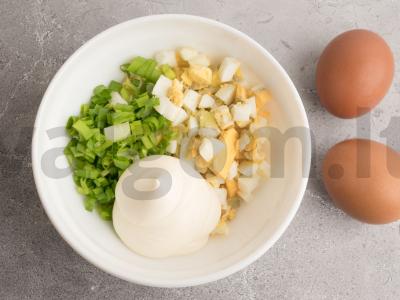 Kiaušiniais ir žaliaisiais svogūnais įdaryti blyneliai Žingsnis 2