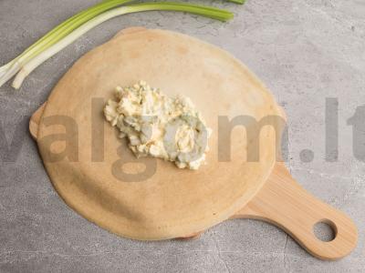Kiaušiniais ir žaliaisiais svogūnais įdaryti blyneliai Žingsnis 3