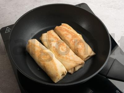 Kiaušiniais ir žaliaisiais svogūnais įdaryti blyneliai Žingsnis 4