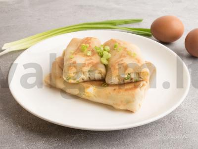 Kiaušiniais ir žaliaisiais svogūnais įdaryti blyneliai Žingsnis 5