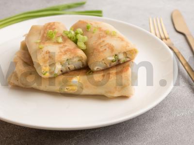 Kiaušiniais ir žaliaisiais svogūnais įdaryti blyneliai pagrindine nuotrauka