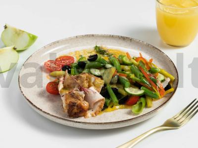 Salotos su vištiena ir šparaginėmis pupelėmis pagrindine nuotrauka