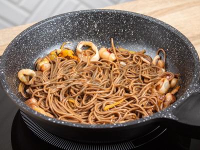 Soba su jūros gėrybėmis ir saldžiųjų aitriųjų paprikų padažu Žingsnis 4