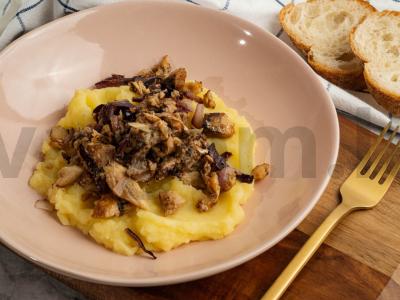 Bulvių košė su kepta konservuota žuvimi ir svogūnais pagrindine nuotrauka