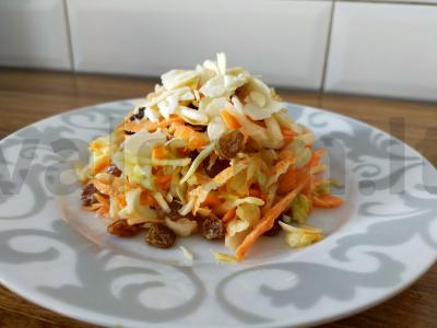 Kopūstų salotos su sultenėmis pagrindine nuotrauka